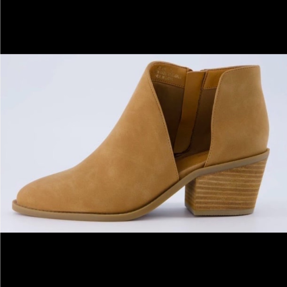 New $110 Cynthia Rowley Edith Tan Beige boots booties in size 10
